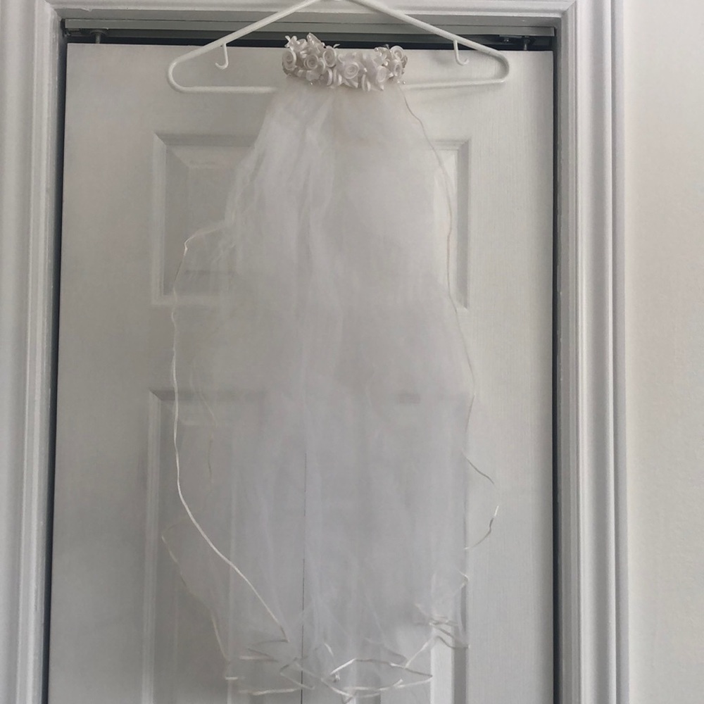 Simple and elegant wedding veil